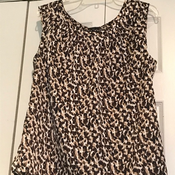 Sleeveless tops in different colors. - Picture 3 of 4